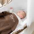 Afbeelding laden in Galerijviewer, baby onder gepersonaliseerd babydeken met naam in wieg