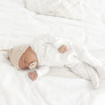 Afbeelding laden in Galerijviewer, Kruipakje Eden– gepersonaliseerd geboortepakje met naam, zachte en klassieke baby outfit van Little Steps