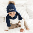 Afbeelding laden in Galerijviewer, Muts Ellis – wintermuts gebreid met naam | Little Steps