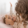 Afbeelding laden in Galerijviewer, Gepersonaliseerd houten baby haarborsteltje – liefdevol kraamcadeau met naam, handgemaakt in België