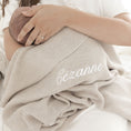 Afbeelding laden in Galerijviewer, Beige babydeken met naam in wieg – gepersonaliseerd babycadeau, met liefde gemaakt in België