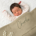 Afbeelding laden in Galerijviewer, Groen babydeken met naam – gepersonaliseerd kraamcadeau in natuurlijke tint, gemaakt door Little Steps