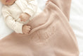 Afbeelding laden in Galerijviewer, Roze babydeken met fleece en naam – warm gepersonaliseerd kraamcadeau van Little Steps