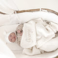 Afbeelding laden in Galerijviewer, babydeken met naam in babykamer decoratie