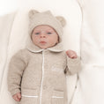 Afbeelding laden in Galerijviewer, Babymutsje George met oortjes – zacht en luxueus babymutsje in structuurstof, perfect te combineren met kruippakje George van Little Steps