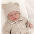 Afbeelding laden in Galerijviewer, Detail van Babymutsje George – schattige berenoortjes en fijne structuurstof van luxueuze babycollectie Little Steps