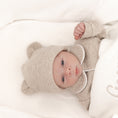 Afbeelding laden in Galerijviewer, Babymutsje George gecombineerd met kruippakje – luxueuze babyset in neutrale tinten, gepersonaliseerd met naam