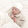 Afbeelding laden in Galerijviewer, Babymutsje met naam – zacht gepersonaliseerd newborn mutsje in gebroken wit of beige, handgemaakt door Little Steps