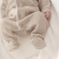 Afbeelding laden in Galerijviewer, Detailfoto voetjes van kruippakje George in beige – fijne afwerking en heerlijke stof voor je kleintje