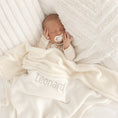 Afbeelding laden in Galerijviewer, warm babydeken met naam Deken Emile met fleece gebroken wit