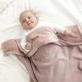 Afbeelding laden in Galerijviewer, Roze Deken Emile met fleece – zacht en warm babydeken met naam, gepersonaliseerd en handgemaakt door Little Steps