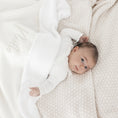Afbeelding laden in Galerijviewer, Deken Jules met bijpassende voetenzak en kruippakje – luxe gepersonaliseerde babycollectie van Little Steps in neutrale tinten