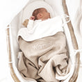 Afbeelding laden in Galerijviewer, Deken Jules – luxe babydeken met structuurstof en zachte fleece, afgewerkt met fijn biesje, handgemaakt door Little Steps