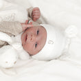 Afbeelding laden in Galerijviewer, Detail van babymutsje met oortjes – fijn geborduurde naam of letter, zachte stof en speelse berenoortjes voor baby’s
