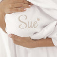 Afbeelding laden in Galerijviewer, Detail van Deken Jules – fijn biesje tussen structuurstof en fleece, elegante afwerking van luxe babydeken
