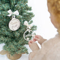 Afbeelding laden in Galerijviewer, Detail van houten kerstbal met gegraveerde of uitgesneden naam – natuurlijke afwerking, persoonlijk kerstcadeau