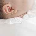 Afbeelding laden in Galerijviewer, Kraagje van Kruippakje Alix – elegant en zacht afgewerkt, klassieke stijl voor gepersonaliseerd babykruippakje