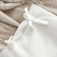 Afbeelding laden in Galerijviewer, Detail van voetenzak voor kinderwagen – strikjes aan de zijkant en fijne bies voor elegante afwerking