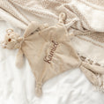 Afbeelding laden in Galerijviewer, Doudou Beer met naam – zacht, gepersonaliseerd knuffeldoekje in pluche stof met strikje, handgemaakt door Little Steps