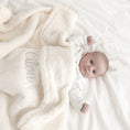 Afbeelding laden in Galerijviewer, Geboortedeken met naam en fleece – Little Steps