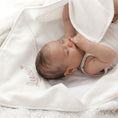 Afbeelding laden in Galerijviewer, Gepersonaliseerde badcape cadeau baby – Little Steps
