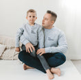 Afbeelding laden in Galerijviewer, Gepersonaliseerde kindersweater met naam – leuk cadeau voor broer of zus