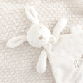 Afbeelding laden in Galerijviewer, Lange oortjes en fluweelzachte stof van Doudou Konijntje – comfortabel en veilig knuffeldoekje voor baby’s