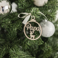 Afbeelding laden in Galerijviewer, Gepersonaliseerde houten kerstbal met naam – originele kerstversiering in natuurlijke stijl, mooi cadeau-idee