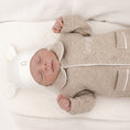 Afbeelding laden in Galerijviewer, Beige kruippakje George – zacht, comfortabel en perfect om te laten personaliseren
