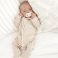 Afbeelding laden in Galerijviewer, Gepersonaliseerd kruippakje Lou – zacht babykledingstuk met naam, ideaal als geboortepakje of cadeau