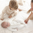 Afbeelding laden in Galerijviewer, Kruippakje Lucie luxueuze babycollectie in off-white tinten, gepersonaliseerd met naam