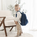 Afbeelding laden in Galerijviewer, Donkerblauw rugzakje Luca met naam – stoere gepersonaliseerde kinderrugzak van Little Steps
