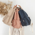 Afbeelding laden in Galerijviewer, Rugzakjes Luca met naam in beige, donkerblauw en roze – gepersonaliseerde kinderrugzakken van Little Steps