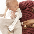 Afbeelding laden in Galerijviewer, Speenlint Velvet met naam– zacht velvet speenkoord met strikje, handgemaakt door Little Steps