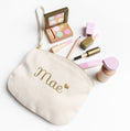 Afbeelding laden in Galerijviewer, Beige toilettas Camiel met naam geborduurd – stijlvol gepersonaliseerd cadeau van Little Steps