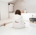 Afbeelding laden in Galerijviewer, Witte babybadjas met naam geborduurd op de rug – zacht en stijlvol babycadeau