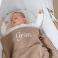 Afbeelding laden in Galerijviewer, babydeken met naam Deken Emile beige gebreid
