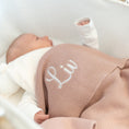 Afbeelding laden in Galerijviewer, gepersonaliseerde babydeken met naam detail gebreid patroon
