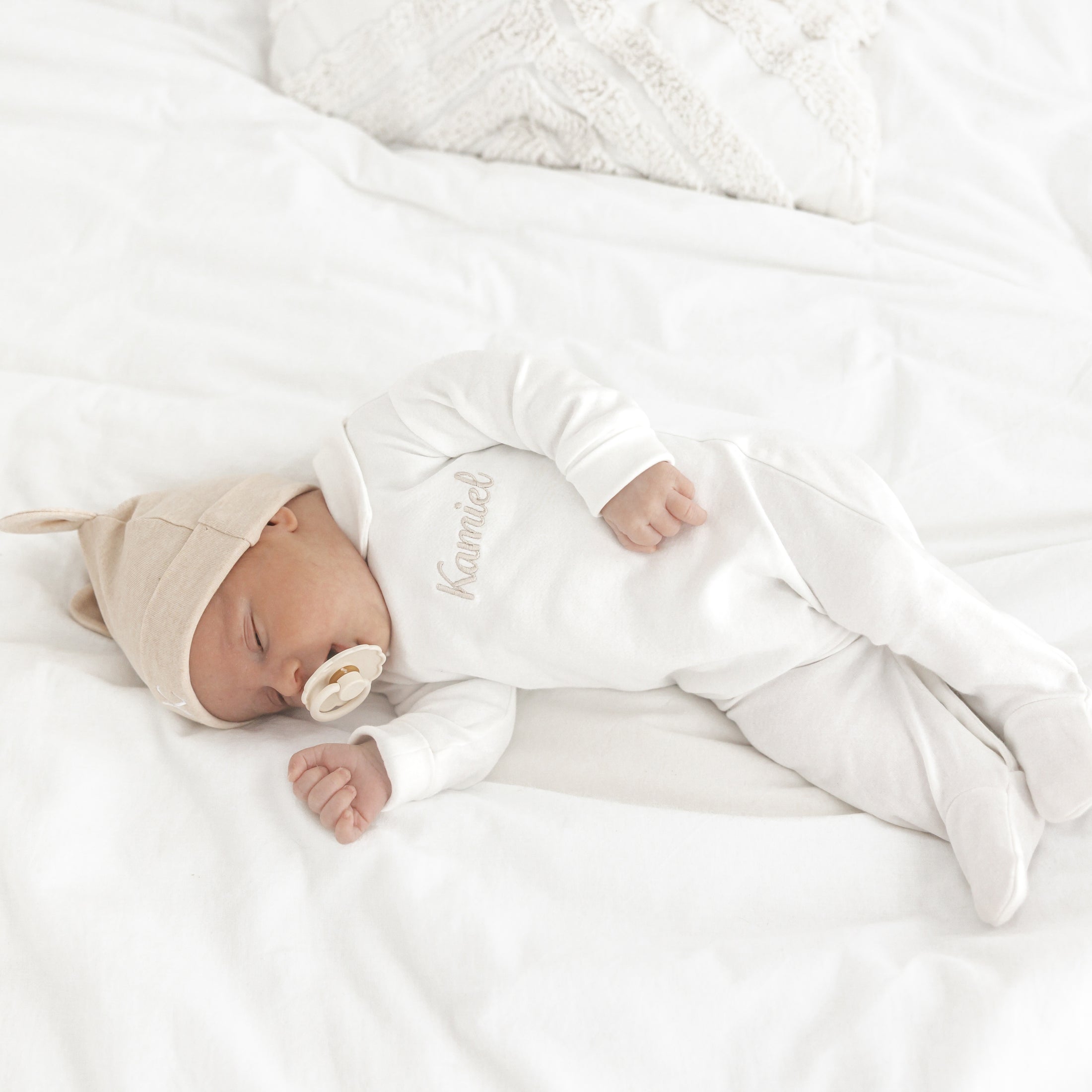 Kruipakje Eden– gepersonaliseerd geboortepakje met naam, zachte en klassieke baby outfit van Little Steps