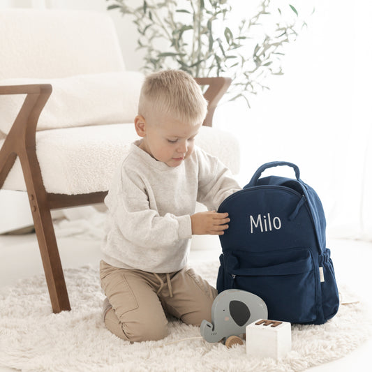 Donkerblauw rugzakje Luca met naam – stoere gepersonaliseerde kinderrugzak van Little Steps