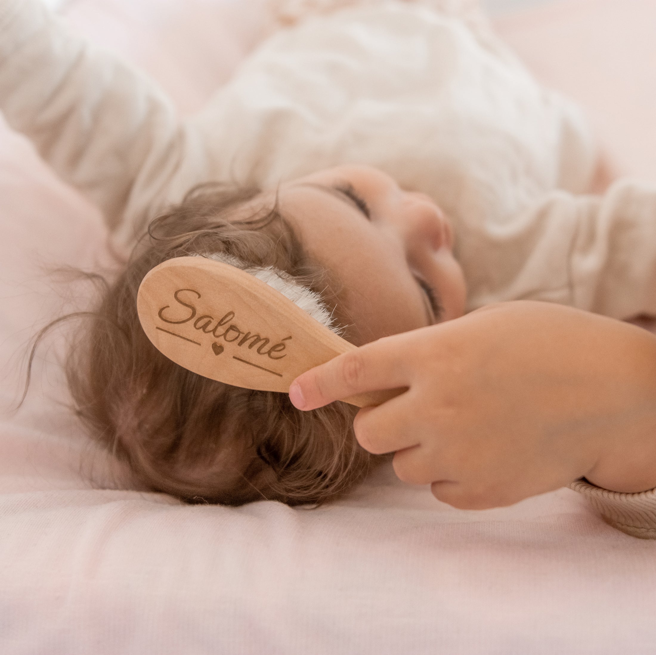 Houten baby haarborstel met naam gegraveerd – zachte natuurlijke haren en persoonlijk kraamcadeau van Little Steps