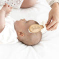 Afbeelding laden in Galerijviewer, Gepersonaliseerd houten baby haarborsteltje – liefdevol cadeau met naam, handgemaakt in België
