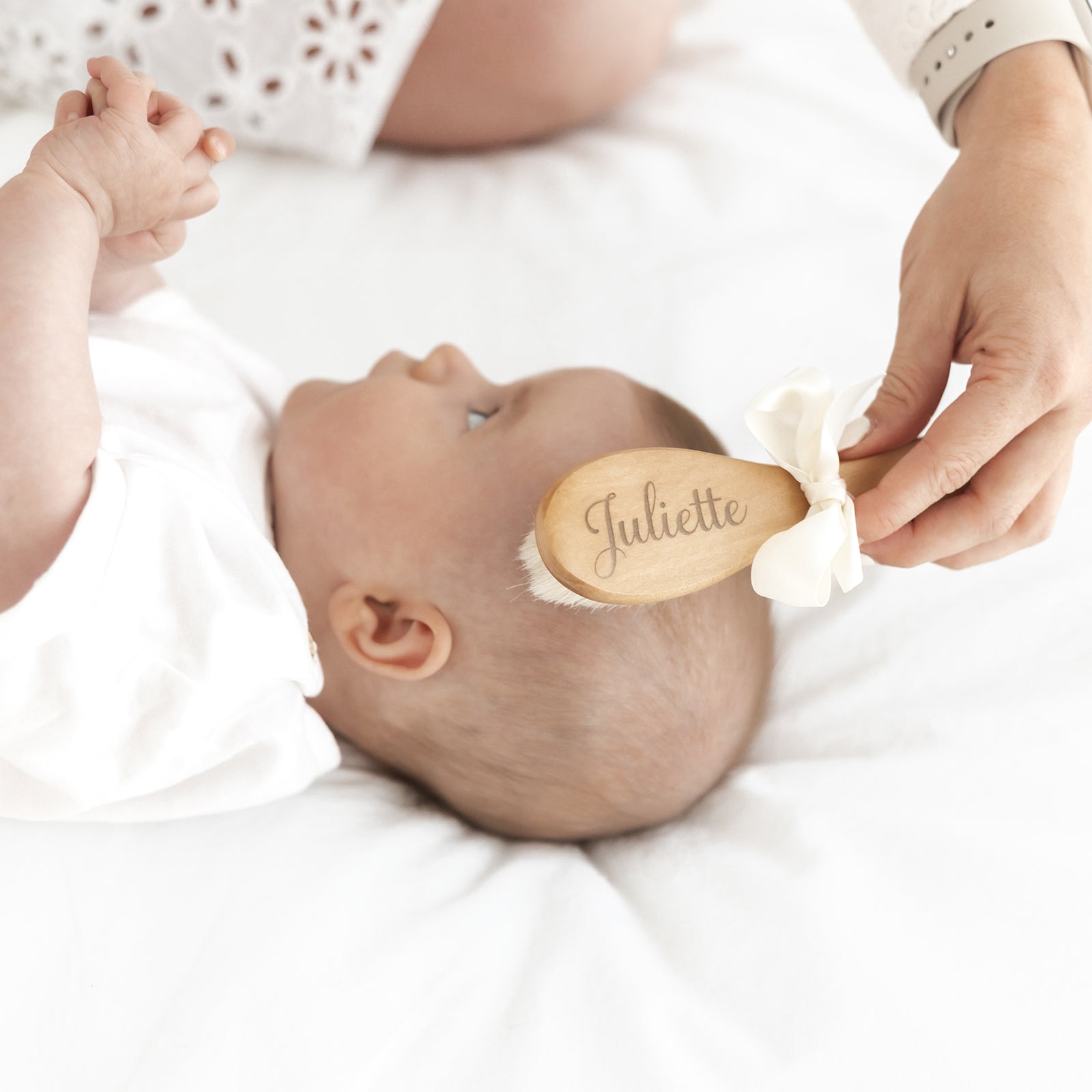 Gepersonaliseerd houten baby haarborsteltje – liefdevol cadeau met naam, handgemaakt in België