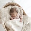 Afbeelding laden in Galerijviewer, Gebroken wit babydeken met naam – tijdloos gepersonaliseerd kraamcadeau van Little Steps
