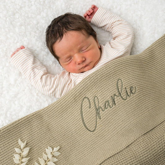 Groen babydeken met naam – gepersonaliseerd kraamcadeau in natuurlijke tint, gemaakt door Little Steps