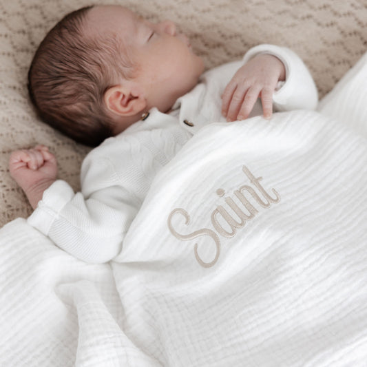 Gebroken wit babydeken Lionel met naam – luchtig zomerdekentje van tetra, handgemaakt in België