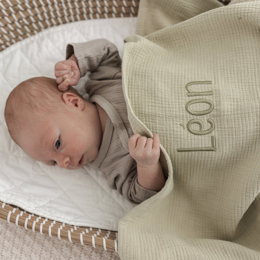 Groen babydeken Lionel met naam – luchtig tetradeken voor baby, handgemaakt in België