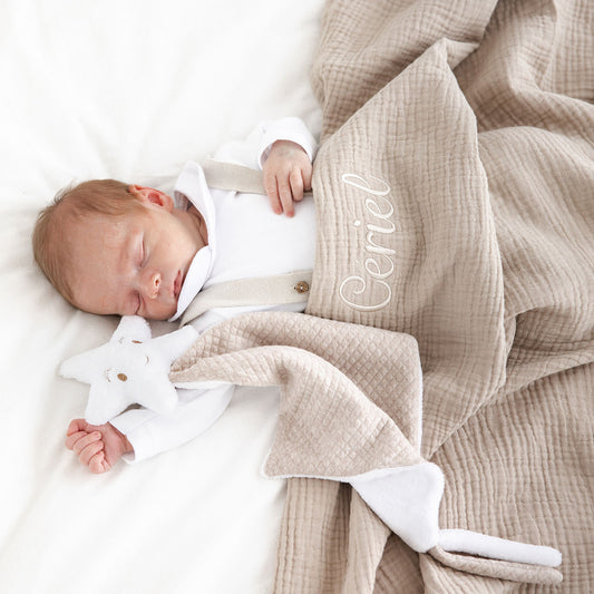 Babydeken Lionel met naam – luchtig zomerdekentje van tetra, handgemaakt in België