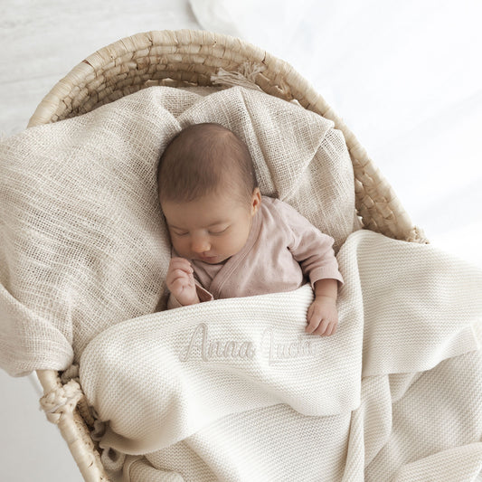 Gebroken wit babydeken met fleece en naam – tijdloos gepersonaliseerd kraamcadeau van Little Steps