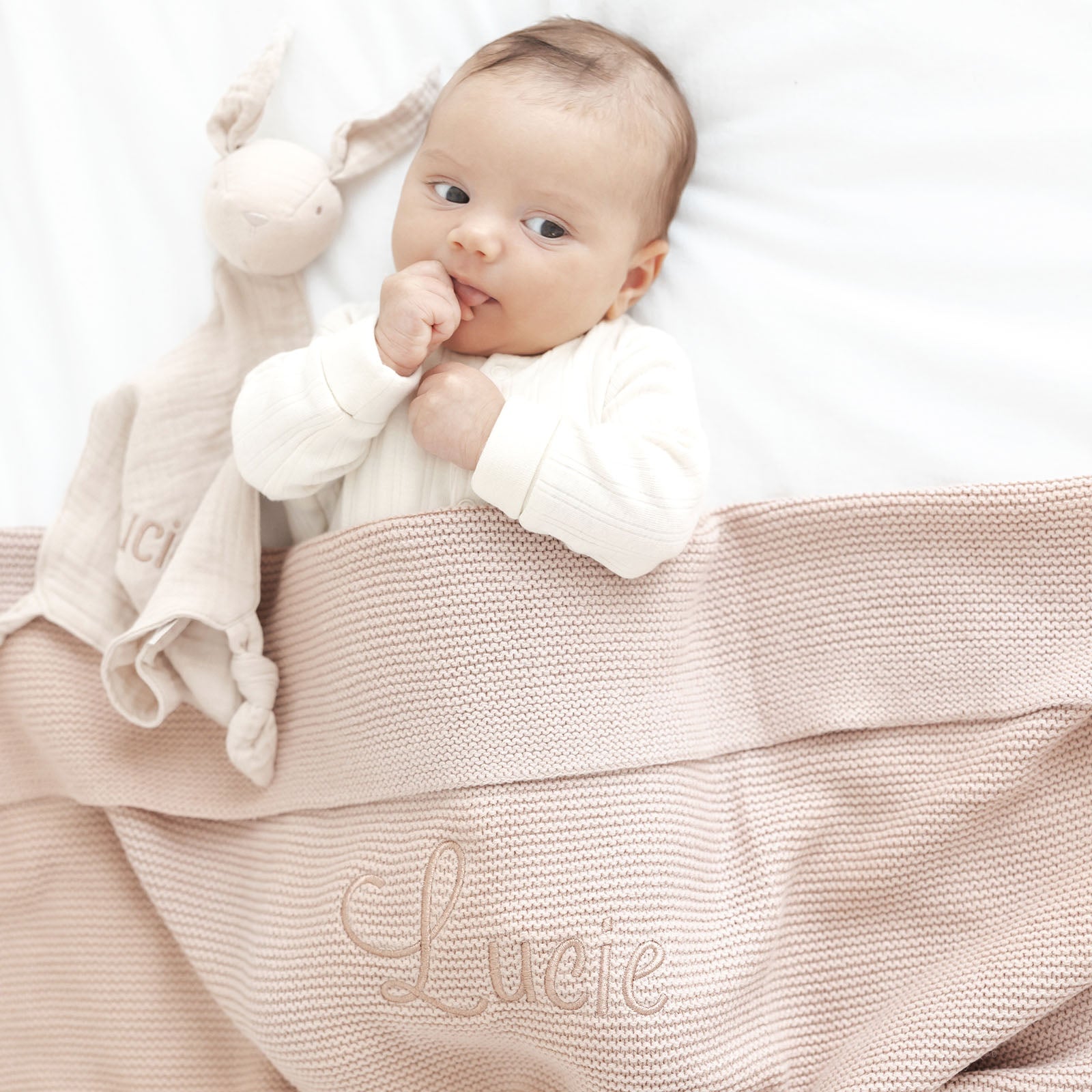 Roze babydeken met naam – zacht en stijlvol gepersonaliseerd kraamcadeau van Little Steps